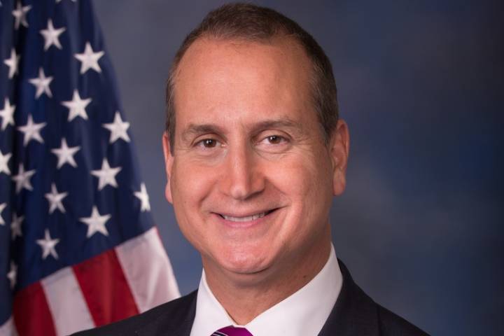 Mario Díaz-Balart, congresista de EE.UU. al que Petro acusó de golpista, presentó proyecto para recortar ayuda de Washington a Colombia