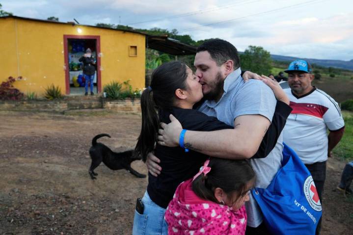 Migrantes venezolanos denuncian abusos en prisión de El Salvador tras ser enviados allí por EEUU