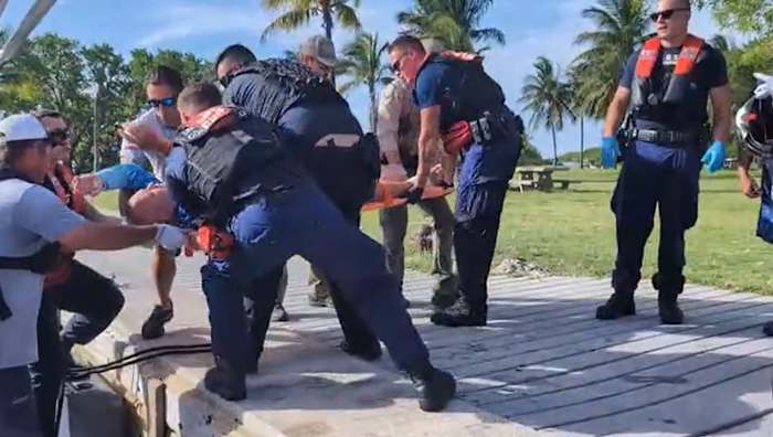 Hombre rescatado de aguas en el Parque Nacional Biscayne tras ser golpeado por la hélice de un barco