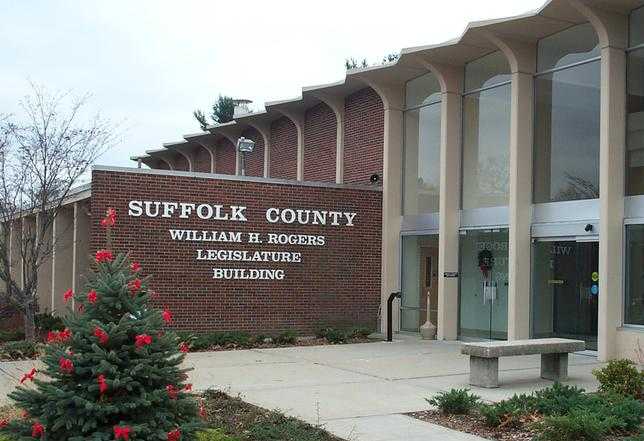 Los legisladores del Condado de Suffolk buscan duplicar sus mandatos