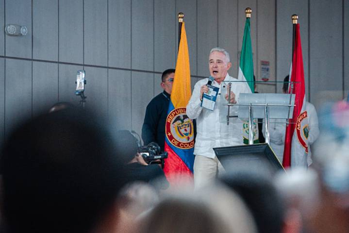 Jueza condena a Álvaro Uribe por fraude procesal y soborno en actuación penal
