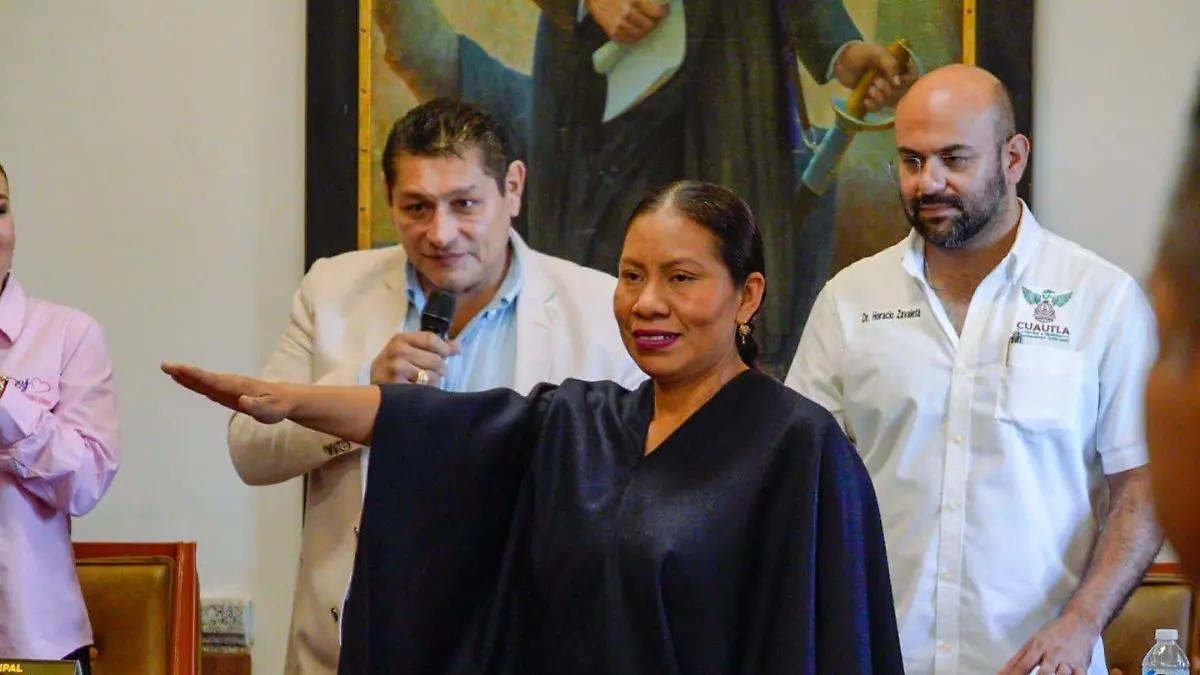 Liliana Chimal recibe constancia como delegada de Tetelcingo