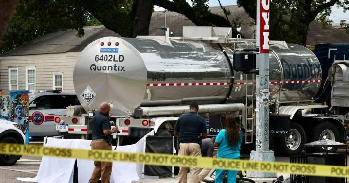 Cyclist killed by 18-wheeler on St. Claude Avenue, New Orleans police say