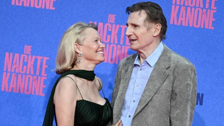Pamela Anderson y Liam Neeson, la pareja inesperada del verano