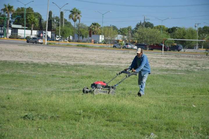 Dan mantenimiento a campo deportivo en Nava