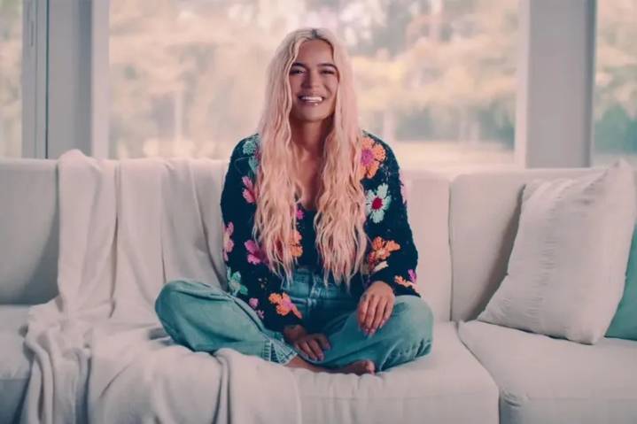 Karol G lanza becas en tecnología para empoderar a mujeres jóvenes en América Latina