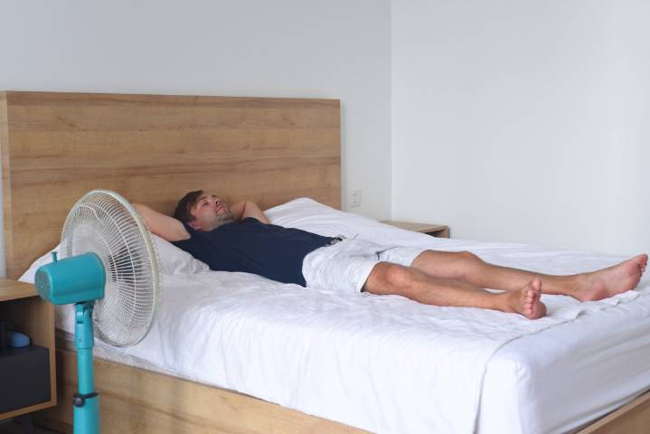 Dormir con el ventilador encendido: un alivio que puede afectar tu salud