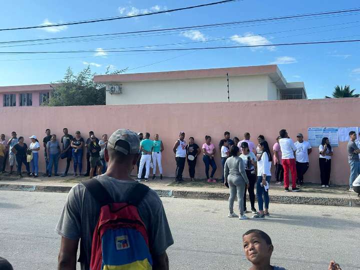Chavismo reparte bolsas Clap en Porlamar para comprar votos en plena farsa electoral (VIDEO)