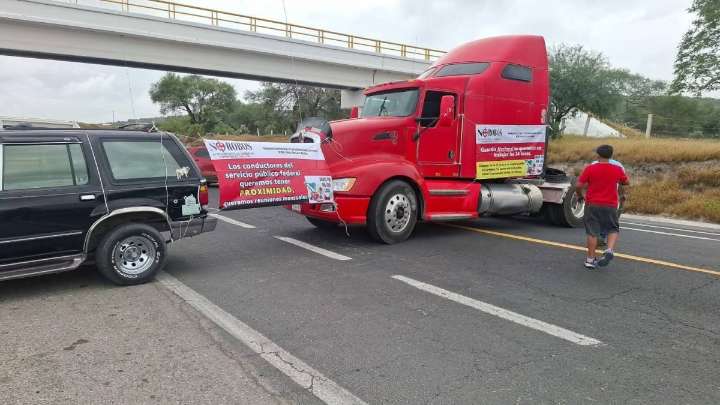 Transportistas de AMOTAC desquician la Mexico- Puebla y otras carreteras del país; exigen mayor seguridad ante ola de asaltos