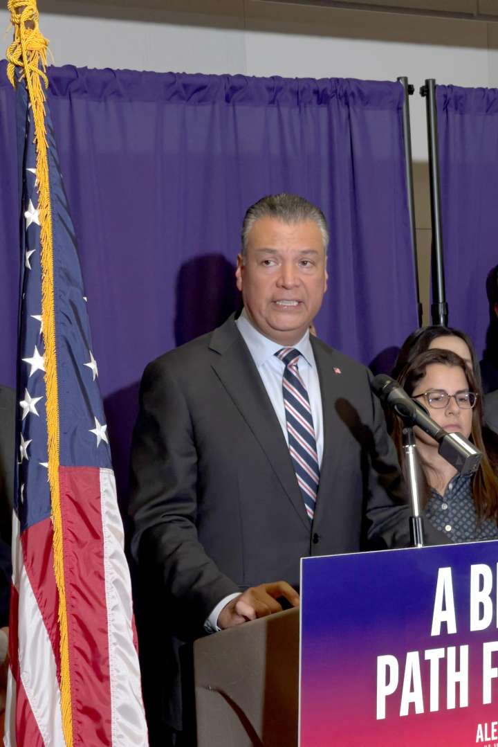 Alex Padilla presenta ley para legalizar inmigrantes
