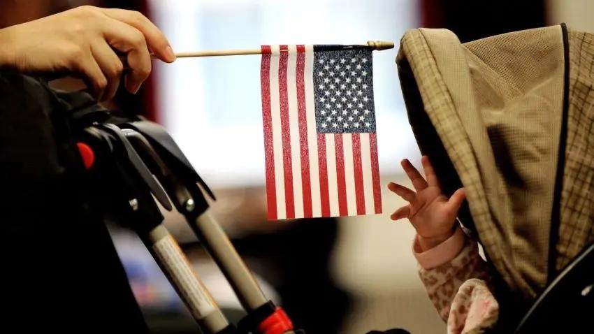 Tribunal declara “inconstitucional” y bloquea la orden de Trump sobre la ciudadanía por nacimiento