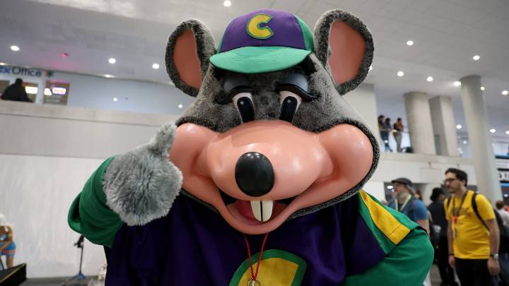Chuck E. Cheese employee arrested in mouse costume in Florida