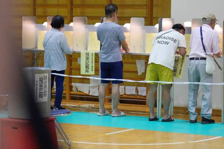 Japón vota en unas elecciones clave mientras el primer ministro Ishiba enfrenta una posible derrota