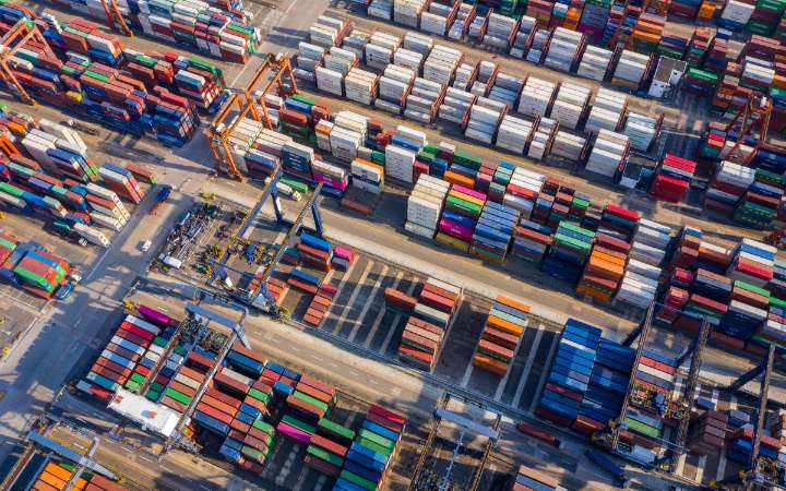 Trump suspende la excepción de aranceles a envíos comerciales de bajo costo a nivel global