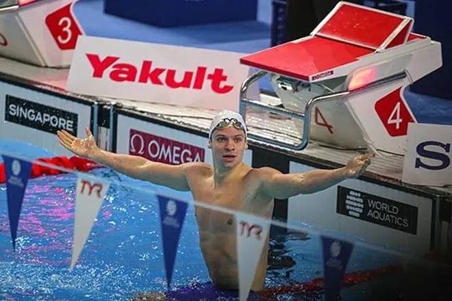 Léon Marchand hace historia en Singapur: bate récord mundial en 200m estilos