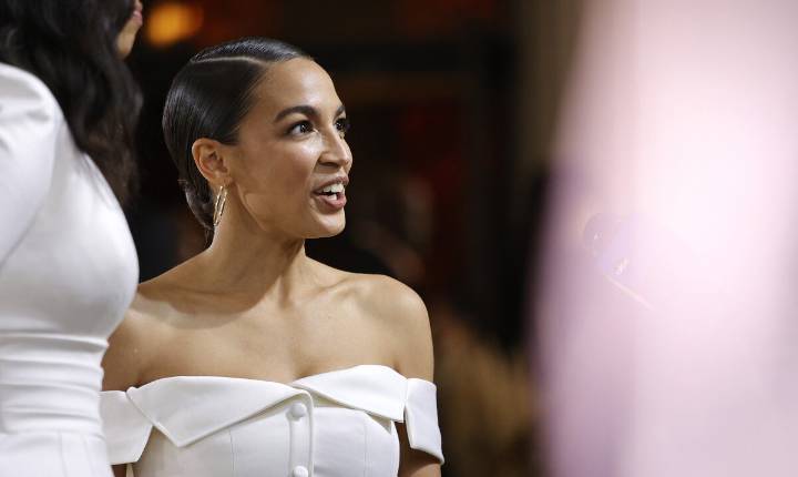 Comité de Ética cierra caso contra Alexandria Ocasio Cortez, tras exigirle pagar unos $3,000 a proveedores de la Gala del Met