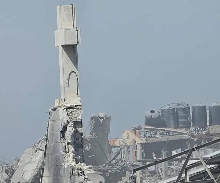 Israel bombardeó una iglesia en Gaza y asesinó a dos personas e hirió a un cura argentino