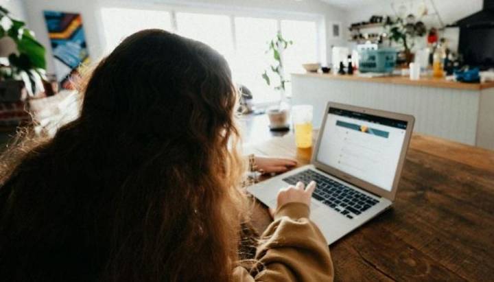 Proyecto busca frenar el mal uso de la inteligencia artificial en colegios y campañas políticas