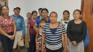 Denuncian a vecina por seguir manipulando un poste eléctrico a punto de colapsar