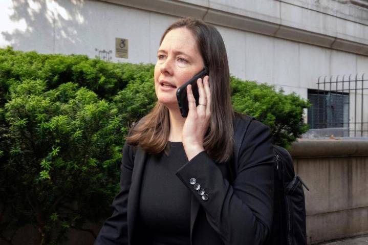 El Departamento de Justicia despide a fiscal del caso Epstein que es hija de exdirector del FBI