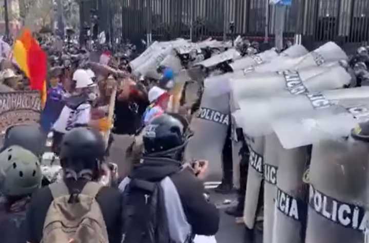 Manifestantes y policías se enfrentan durante Mensaje a la Nación de Dina Boluarte
