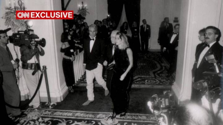 Exclusivo: Fotos y videos recién descubiertos arrojan nueva luz sobre los lazos de Trump con Jeffrey Epstein