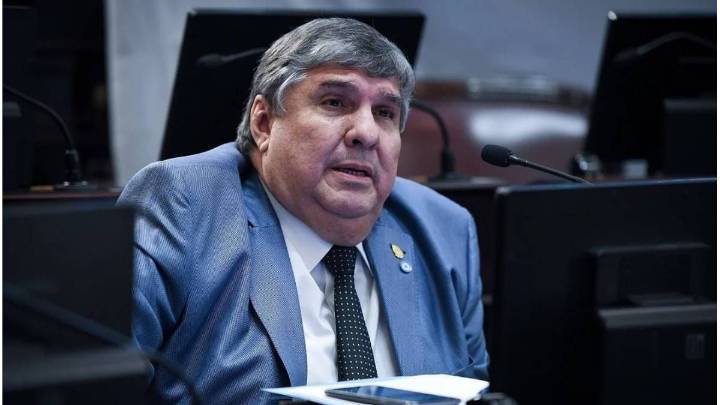 José Mayans acusó a Milei de descreer de la división de poderes: "Muy parecido a un gobierno de facto"