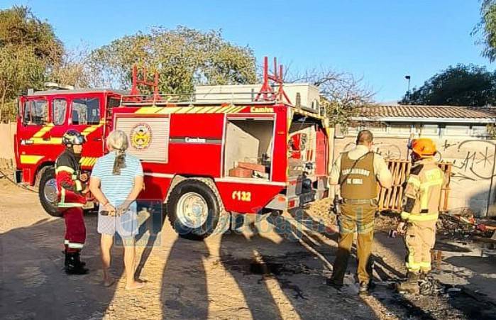 Incendio consumió una vivienda y un vehículo en el sector de Los Villares