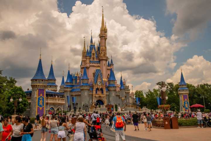 Abuso Disney Magic Kingdom: Arresto Impactante