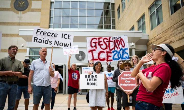 Grupos latinos condenan que ICE acceda a datos médicos de 79 millones de personas en EEUU