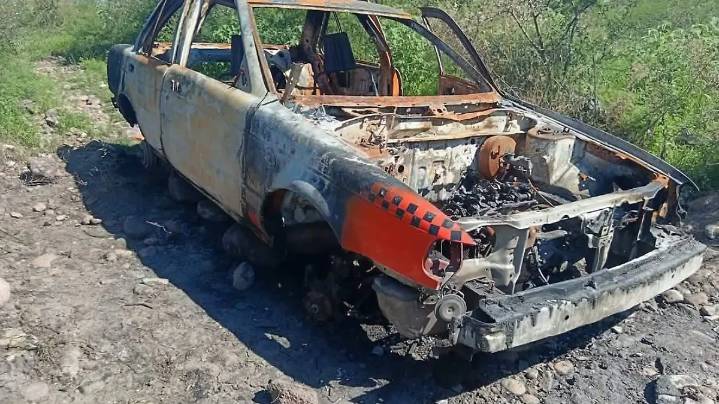 Taxi fue incendiado luego de ser desvalijado en Pedro Escobedo
