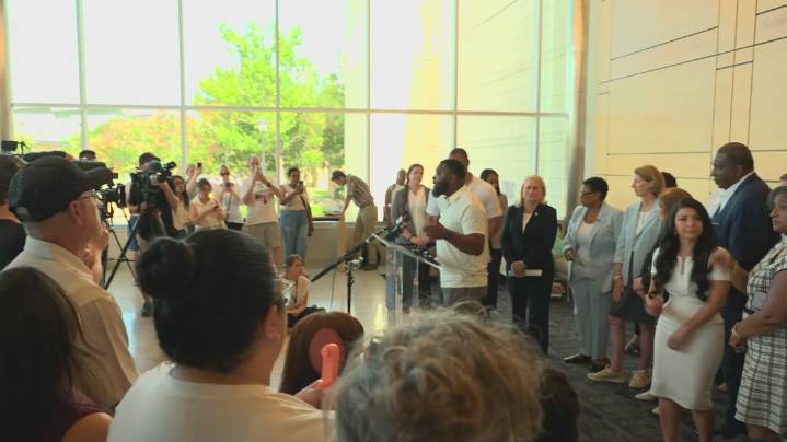 Hundreds rally to oppose Texas redistricting at UT Arlington