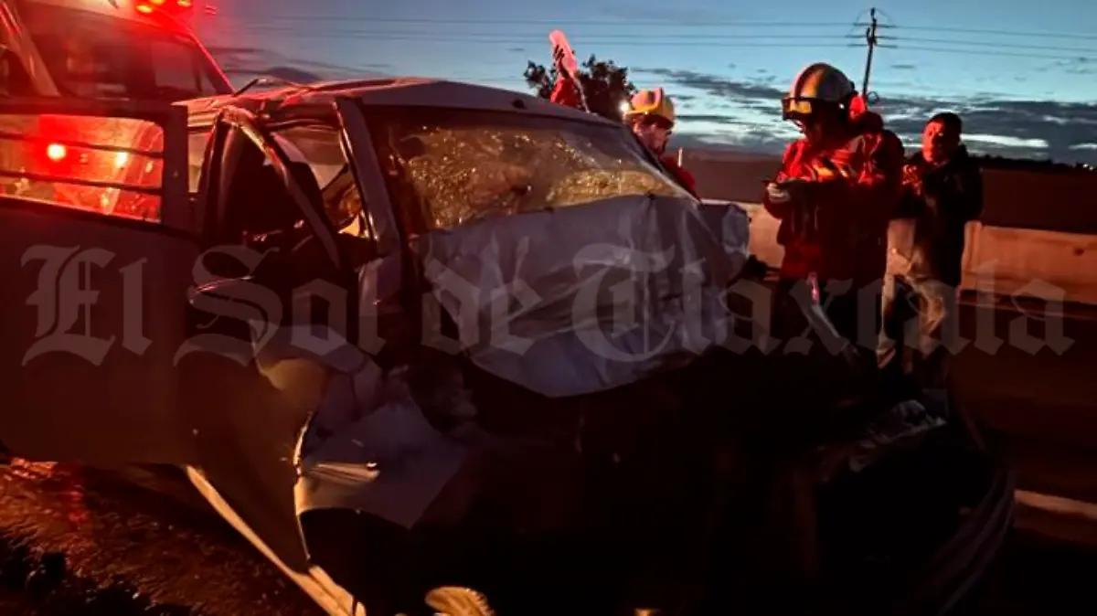 Pareja queda atrapada tras aparatoso choque contra tráiler, en Xaltocan