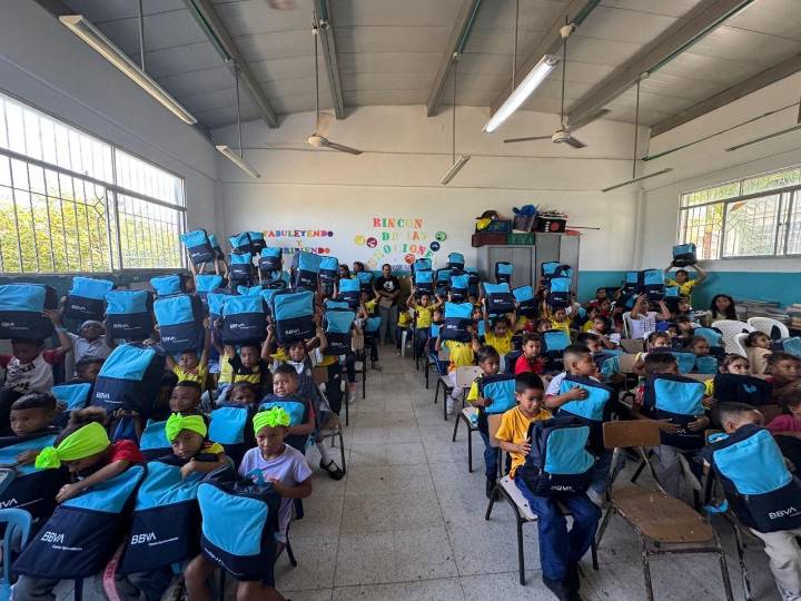 Entregan kits escolares a estudiantes de la IE Alpes de Sevilla, en articulación con la Alcaldía de Galapa