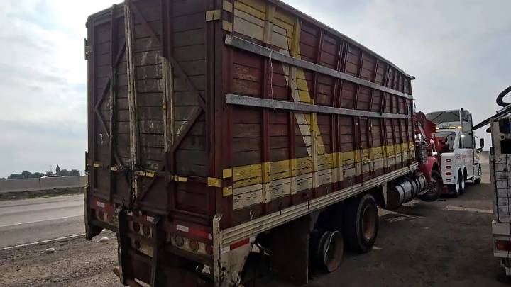 Vuelca camión tras explotarle las llantas en la carretera 57