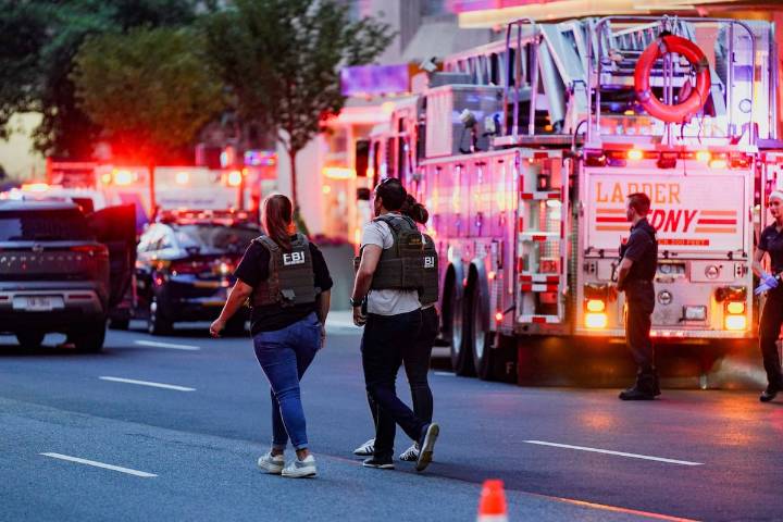 Un pistolero mata a un policía y hiere al menos a dos personas en un tiroteo en un edificio de oficinas de Nueva York