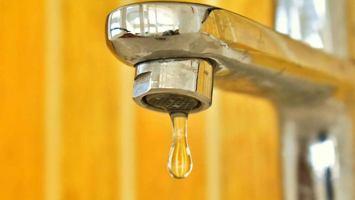 Tepeji: Fuga en tubería principal de la red de agua potable afecta suministro