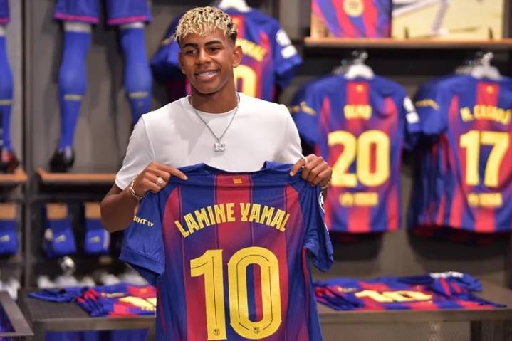 Lamine Yamal hereda el dorsal 10 del Barça y promete forjar su propio camino