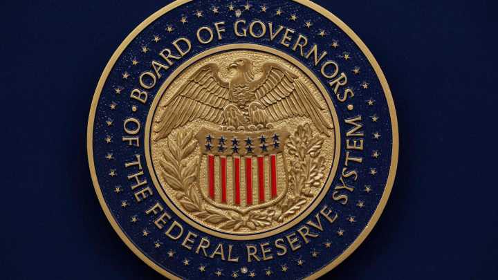 La Reserva Federal mantiene los tipos de interés entre el 4,25% y el 4,50% pese a la presión de Trump