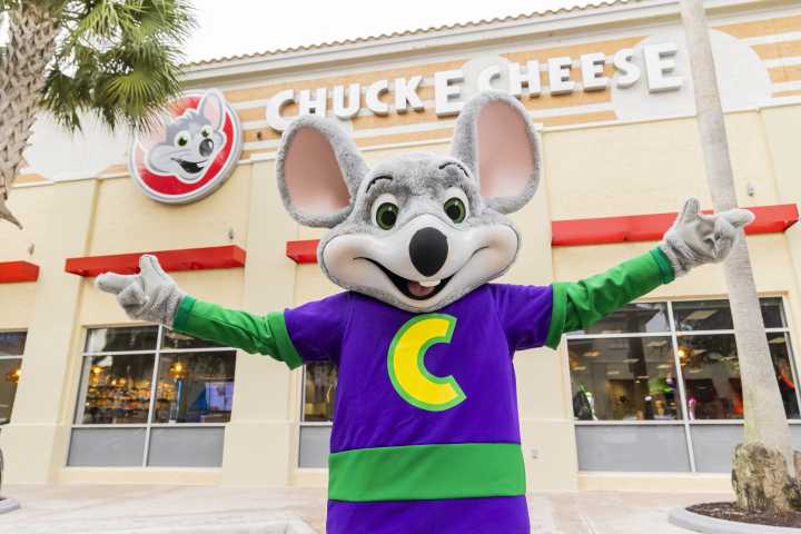 Chuck E. Cheese employee arrested in Florida in iconic mouse mask for using stolen credit card, police say 