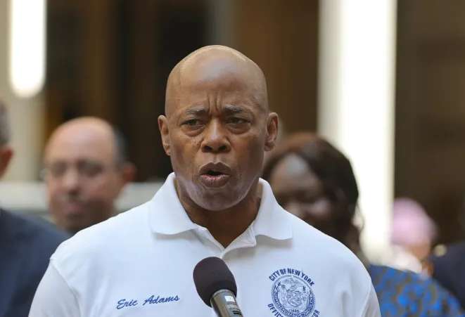 Trump demanda a Adams por no eliminar leyes de Ciudad Santuario