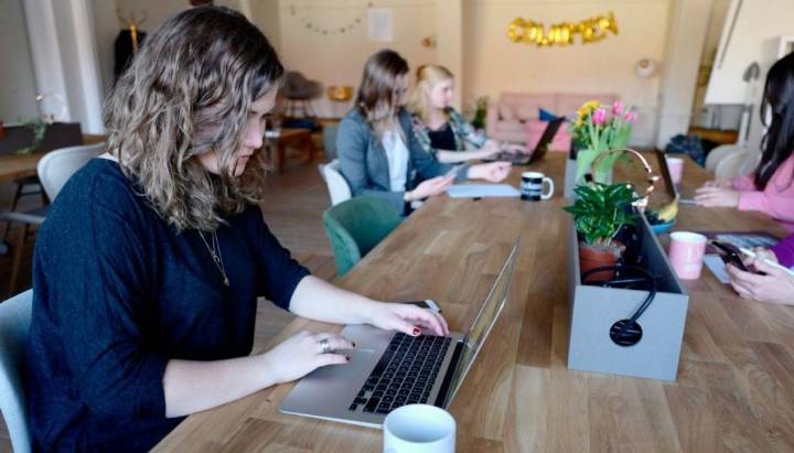 Preocupante "frenazo" en el empleo femenino: Más de 450 mil mujeres desempleadas