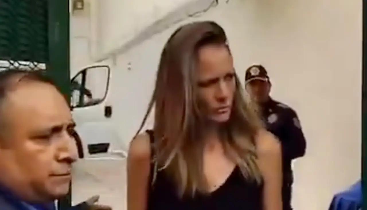 Ordenan a ‘Lady Racista’ disculparse con policía y pagar 97,000 pesos