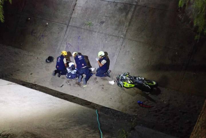 CAE MOTOCICLISTA A ARROYO EN LEÓN; IBA A EXCESO DE VELOCIDAD