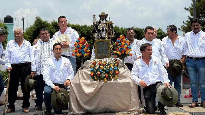 Participa alcalde de Valle de Santiago en la cabalgata en honor a Santiago Apóstol