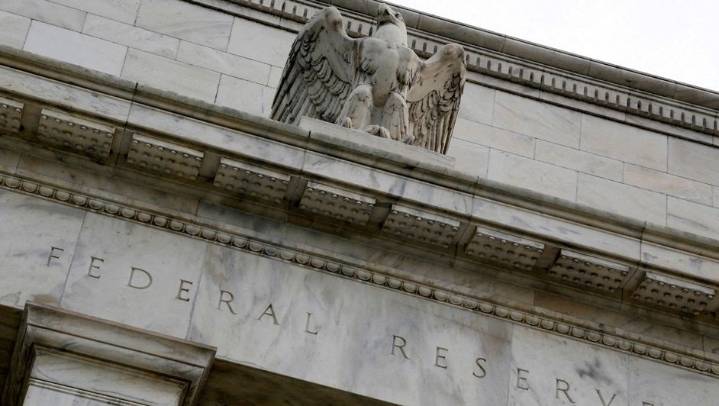 Fed mantiene tasa de interés pese a datos económicos de EU y nueva presión de Trump