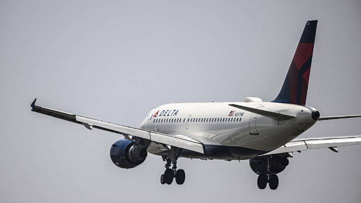 Pánico en vuelo de Delta: 25 pasajeros terminan hospitalizados tras fuertes turbulencias