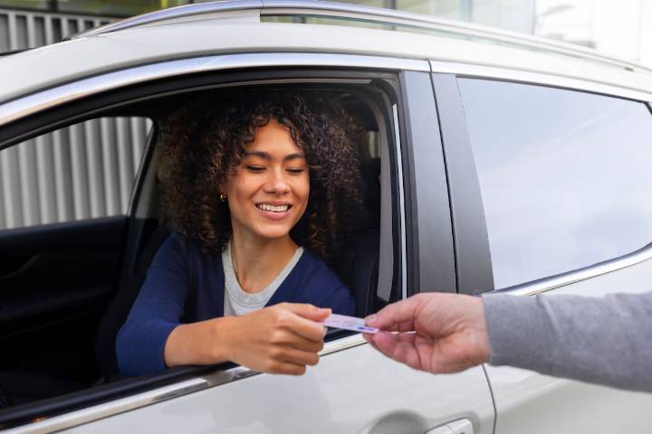 Buenas noticias para migrantes con TPS. Florida reanuda el proceso de licencias de conducir para estas personas