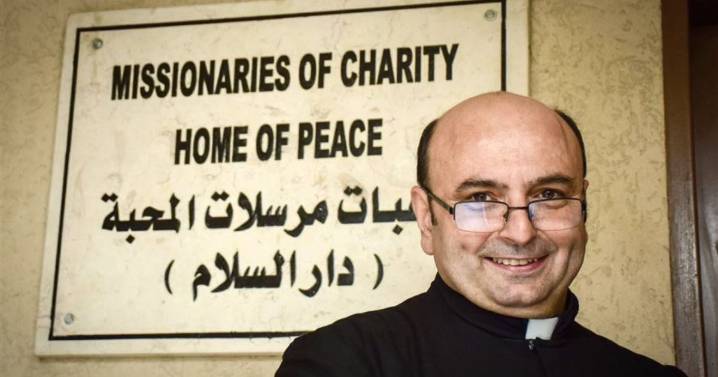 Atacaron la iglesia de referencia del papa Francisco en Gaza y un cura argentino terminó herido