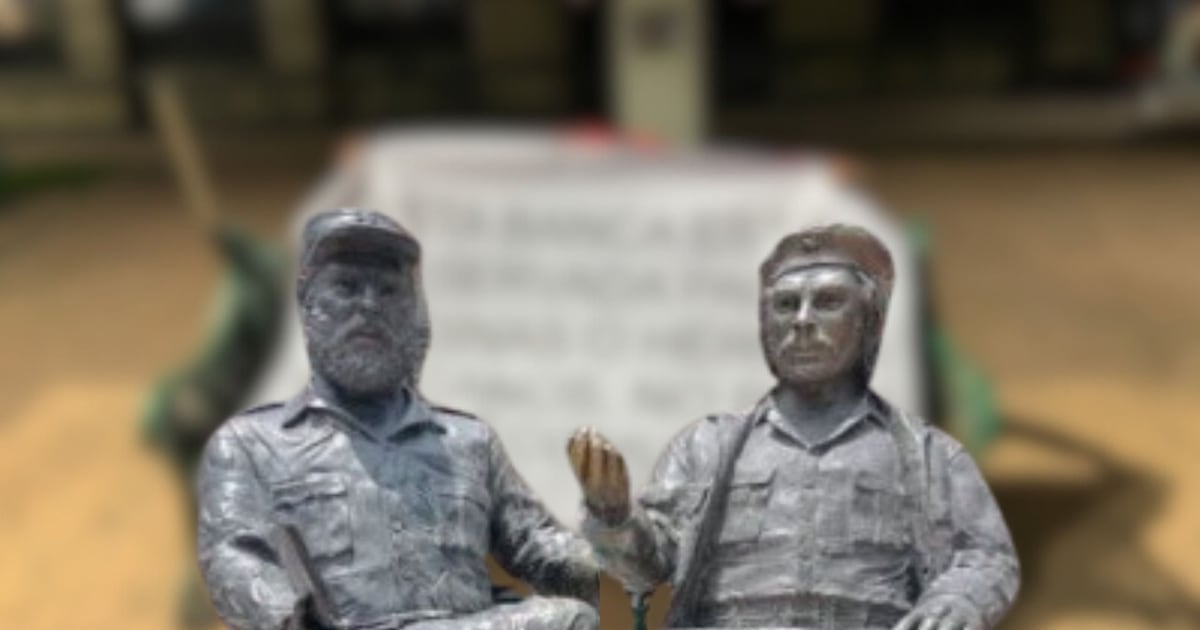 Colocan “manta patriota” en la banca que dejó vacía el retiro de estatuas de El Che Guevara y Fidel Castro